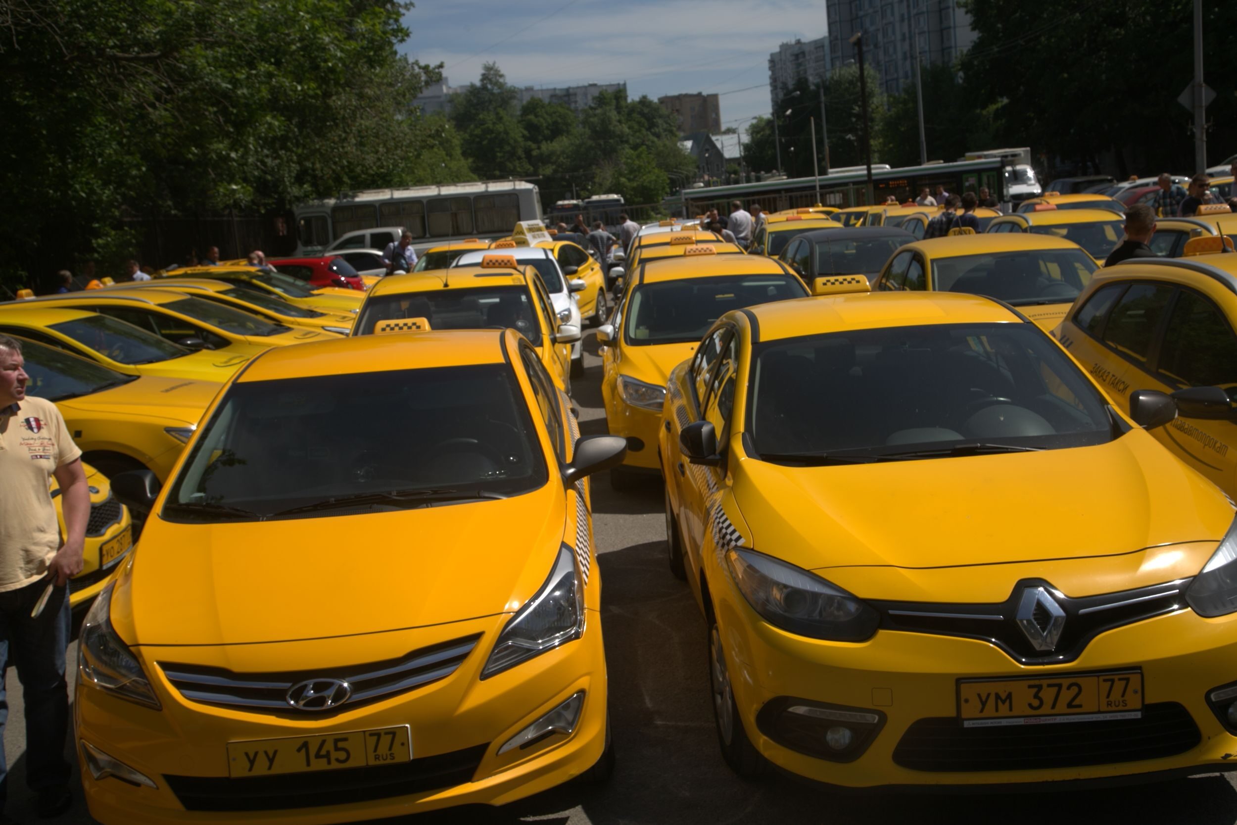 Три желтых машин. Много желтых машин. Парад желтых машин. Стоянка такси. Такси парк.
