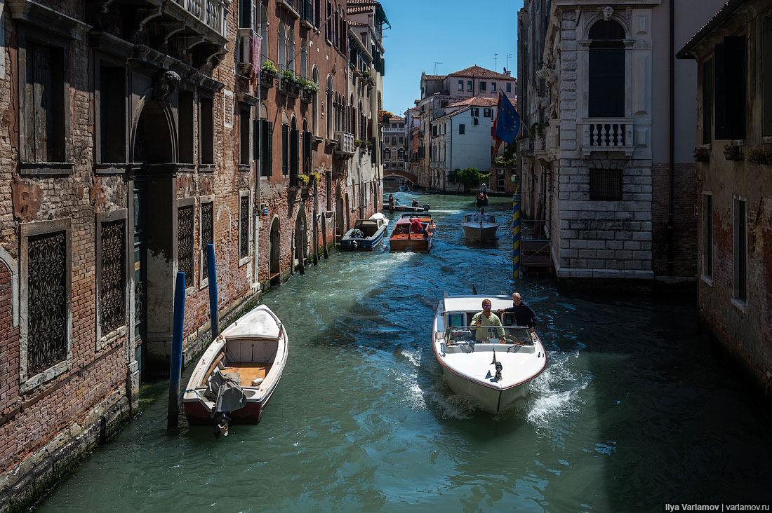В венеции есть машины. Венеция транспорт. Водный транспорт в Венеции. Венеция местный транспорт. Венеция дом у воды.