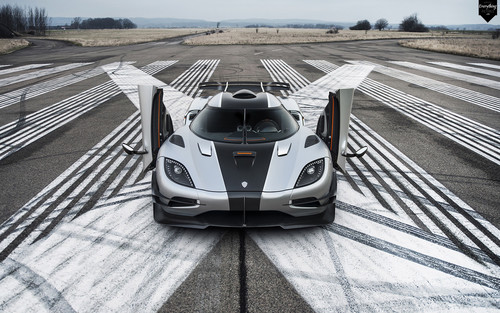 Koenigsegg One 1 (Кё́нигсегг 1) спереди