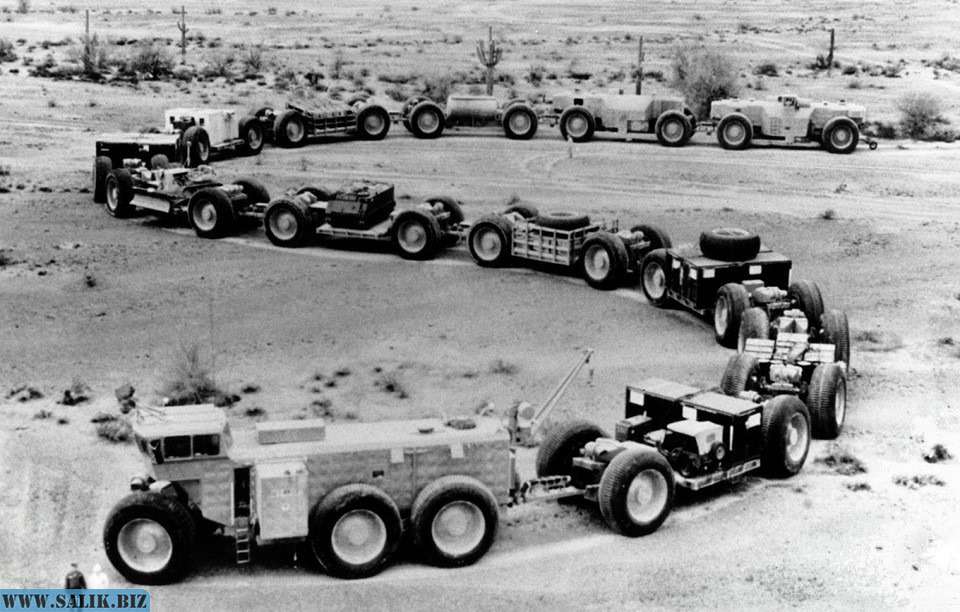 Автопоезд с полезной нагрузкой на полигоне Юма, штат Аризона. На втором прицепе помимо прочего размещен армейский джип, на 3-м и 7-м &amp;mdash; стандартные контейнеры, на 5 &amp;mdash; гусеничный бронетранспортер М113. Замыкающие прицепы &amp;mdash; силовые звенья.