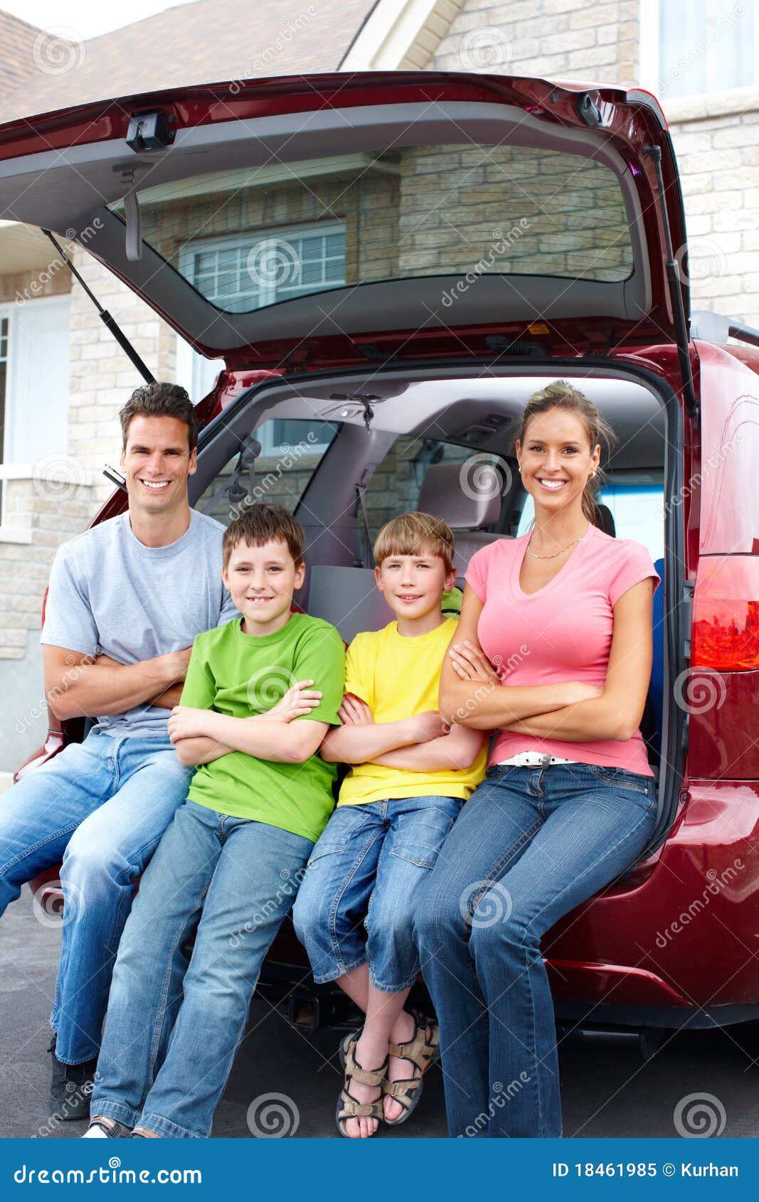 Car drive family. Семья с автомобилем. Счастливая семья на автомобиле. Автомобиль для семьи с 3 детьми. Семейная фотосессия с машиной.