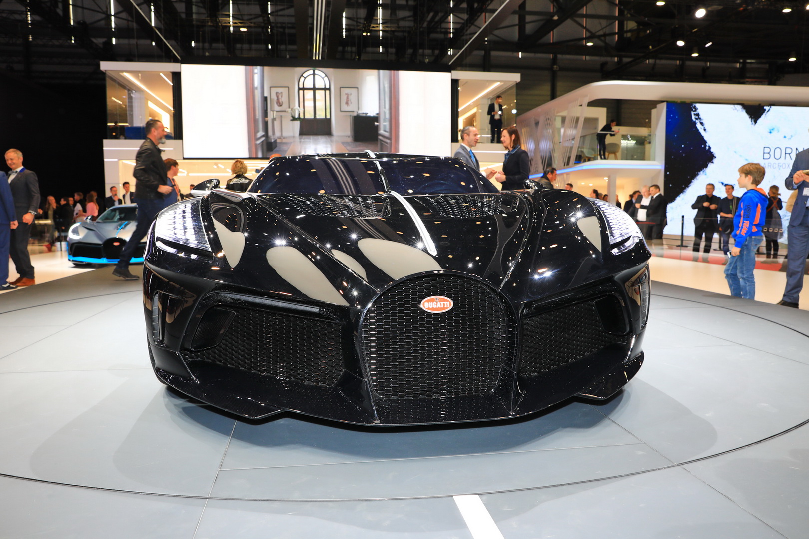 Самые дорогие машины в мире 2024 цены. Bugatti Veyron 2022. Бугатти Нуар 2022. Последняя версия Бугатти 2022. Ф1 2022 Бугатти.