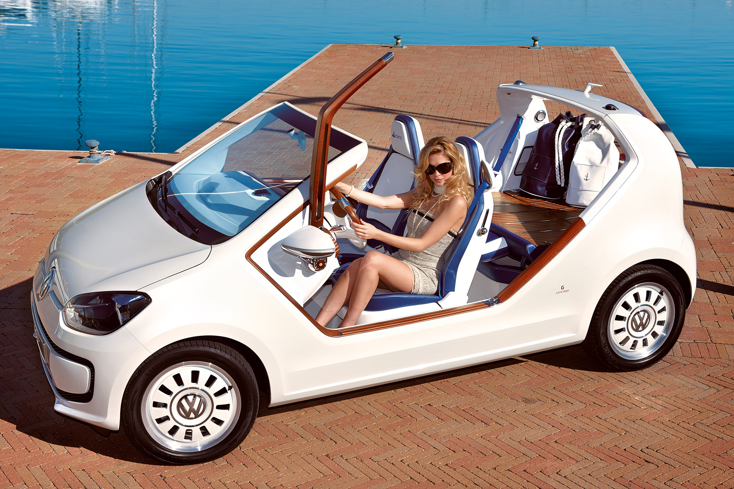 Идеальная первая машина. Volkswagen up. Пляжный автомобиль. Женщина в автомобиле. Женские машины.